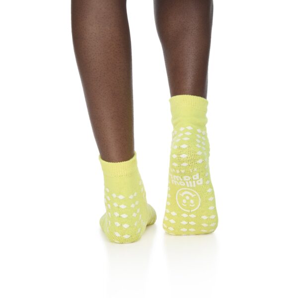 Komfort Pillow Paws Unisex Adult Slipper Socks - All Around Tread, Yellow, Size 7.5-10 - Image 3